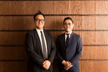 山口 桂さん（左）と藤田 清館長（右）。杉本博司氏が内装を手掛けたクリスティーズジャパンのオフィスにお邪魔した。